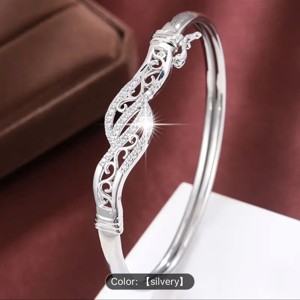Elegant 18K Golden Plated Copper Bracelet for Women, Luxury Style - Picture 6 of 6